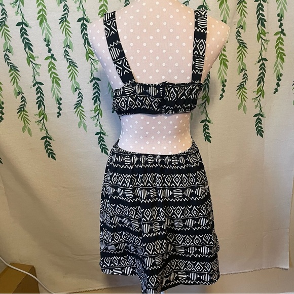Size L Forever 21 Aztecs Black/White Dress with Cutout on the Back D2 - Picture 3 of 4